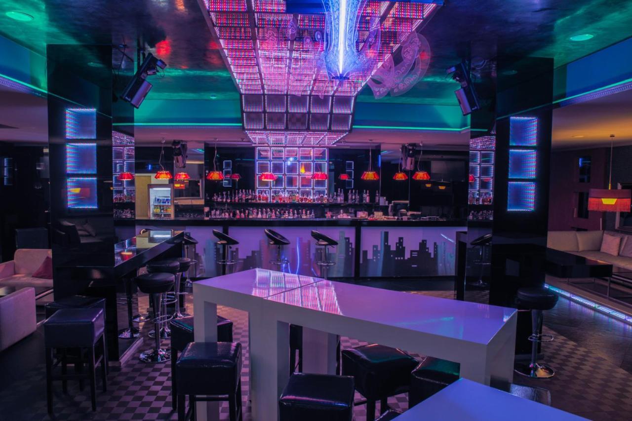 Spa Hotel Persenk Dövlen Dış mekan fotoğraf The interior of the nightclub