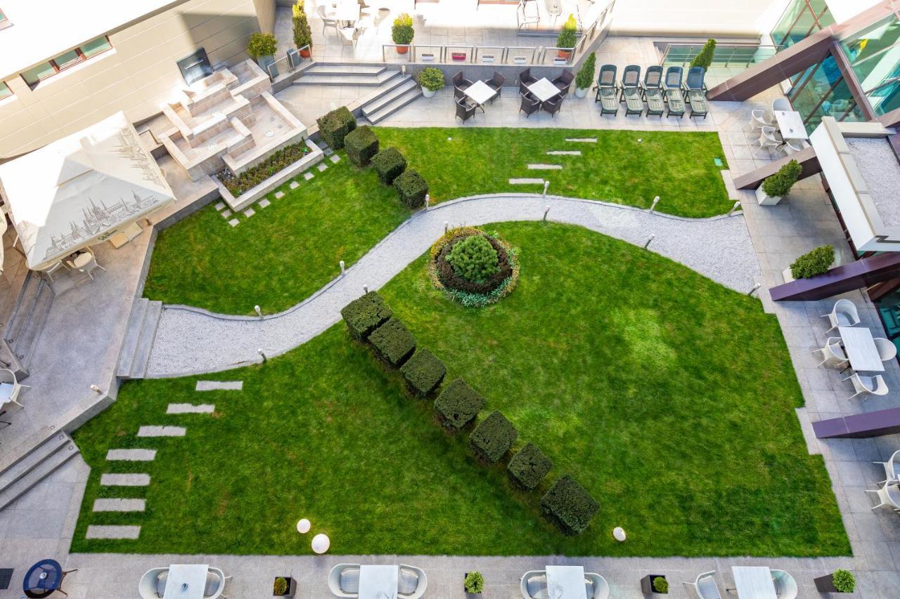 Spa Hotel Persenk Dövlen Dış mekan fotoğraf The courtyard of the hotel