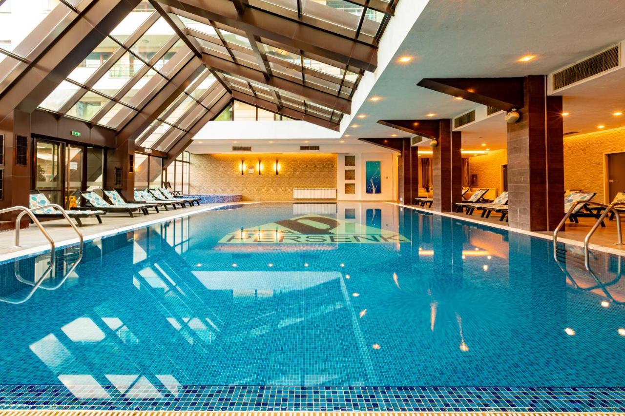 Spa Hotel Persenk Dövlen Dış mekan fotoğraf The swimming pool at the hotel