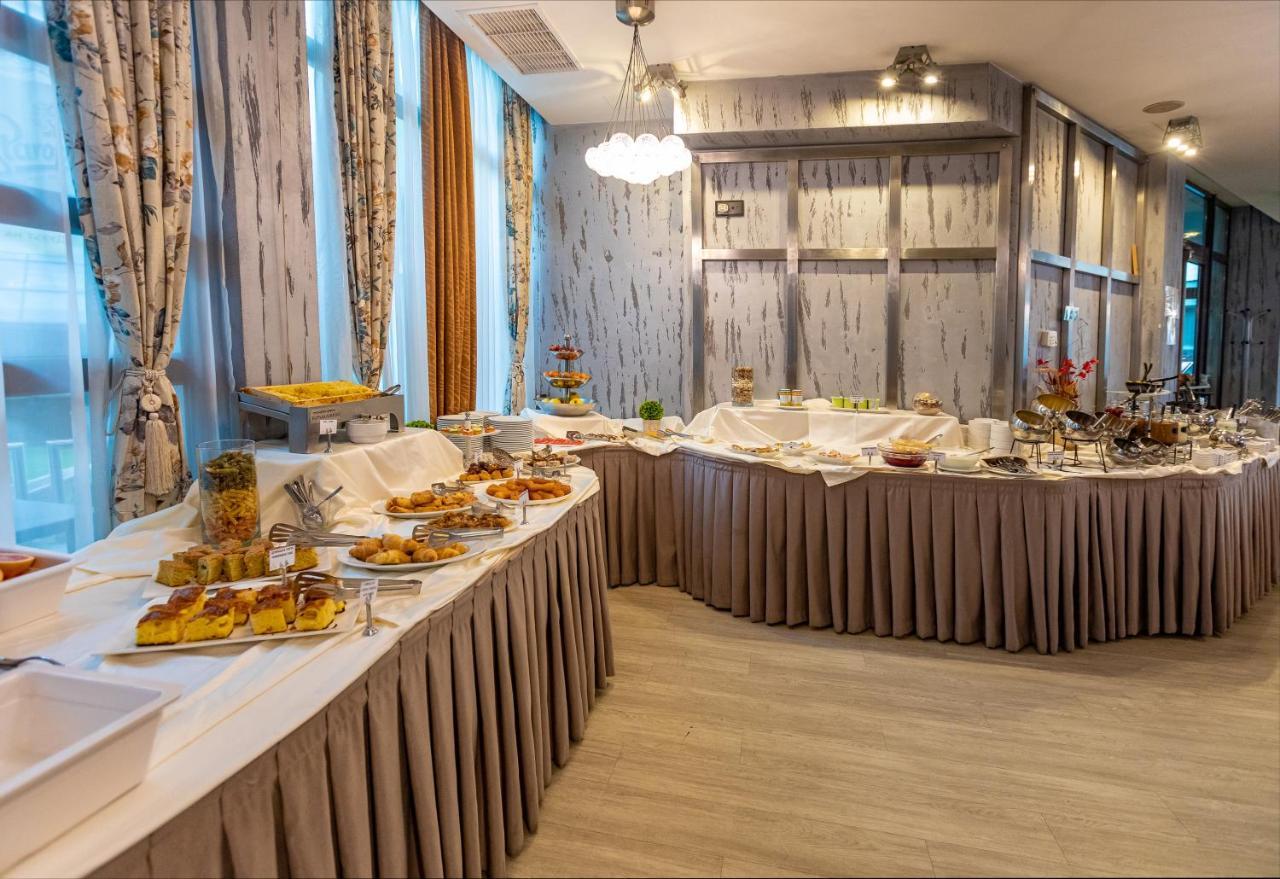 Spa Hotel Persenk Dövlen Dış mekan fotoğraf A buffet at a hotel