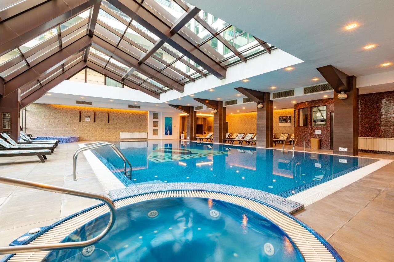 Spa Hotel Persenk Dövlen Dış mekan fotoğraf The swimming pool at the hotel