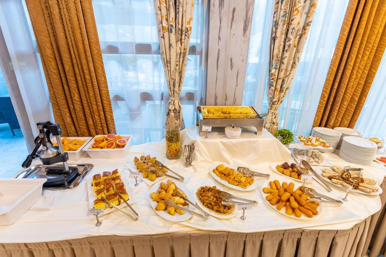 Spa Hotel Persenk Dövlen Dış mekan fotoğraf A buffet table with a selection of Indian snacks