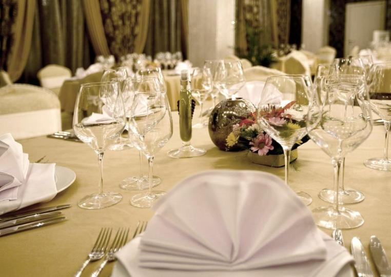 Spa Hotel Persenk Dövlen Dış mekan fotoğraf A table set for a formal dinner
