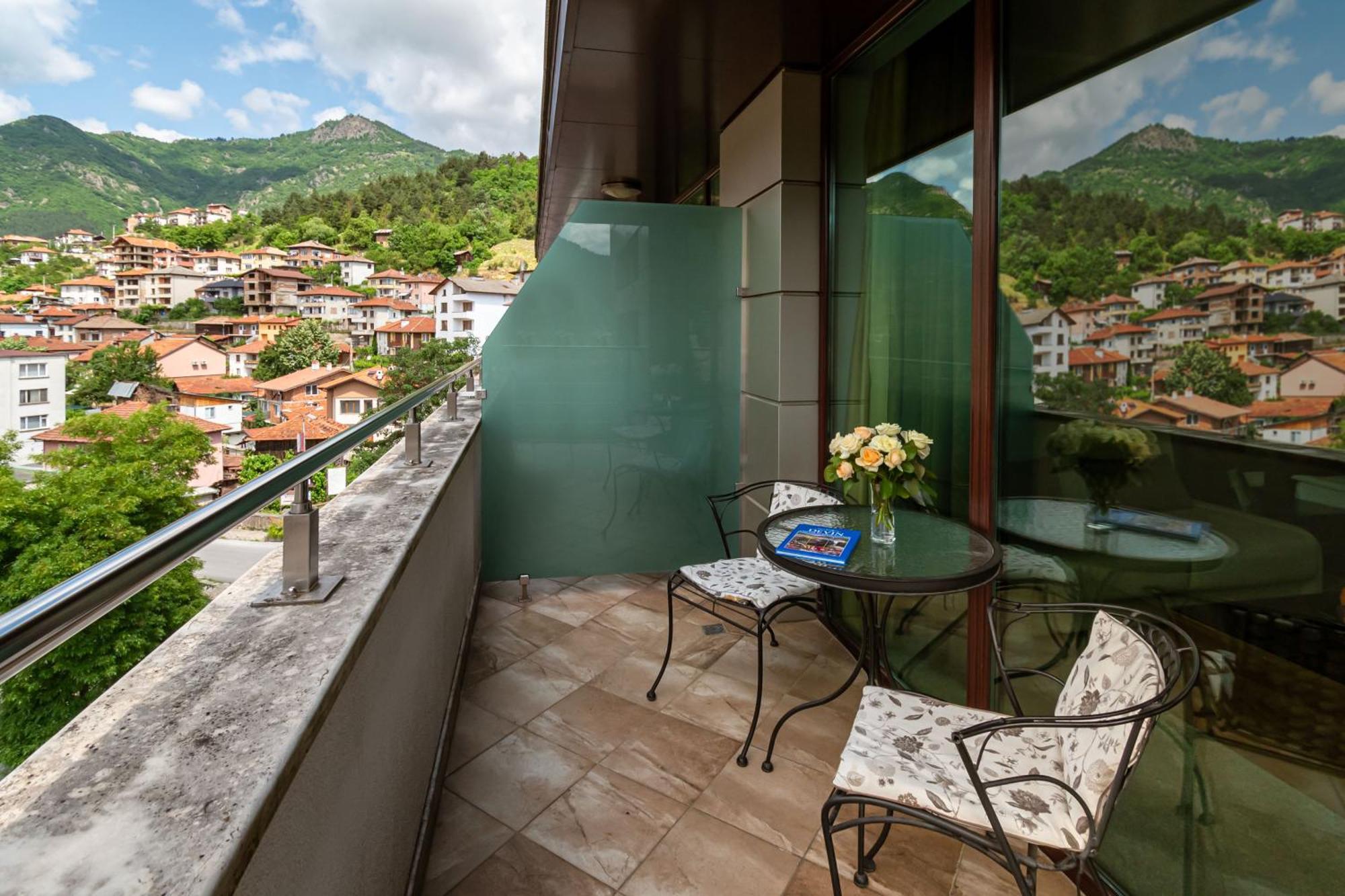Spa Hotel Persenk Dövlen Dış mekan fotoğraf A balcony