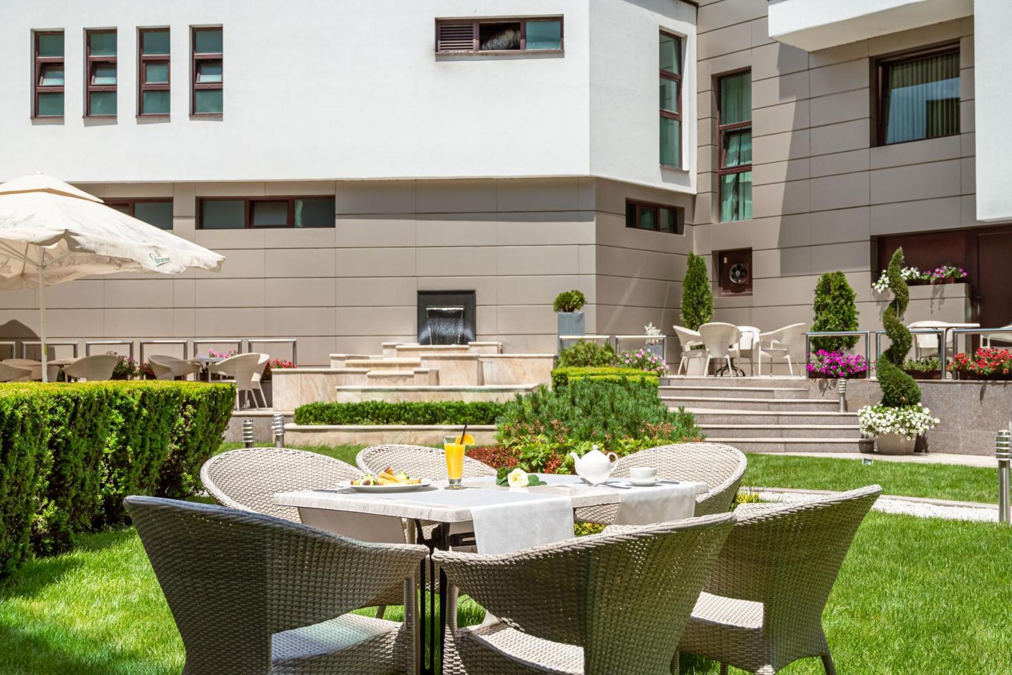 Spa Hotel Persenk Dövlen Dış mekan fotoğraf The hotel's garden